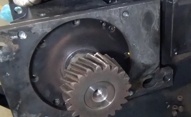 齒輪箱的的螺絲斷了六根，外嚙合的斜齒輪嚴重磨損